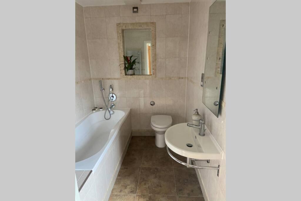 Sunny Spacious Apartment 2 Minutes From The Beach! Southend-on-Sea Exterior foto